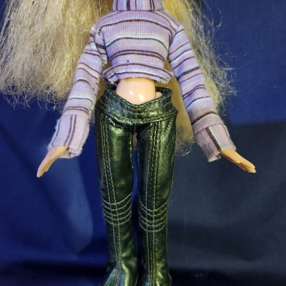 Bratz Doll 2001 Cloe Doll Blonde Hair Blue Eyes Dark Pink Lips Clothes - Picture 4 of 8